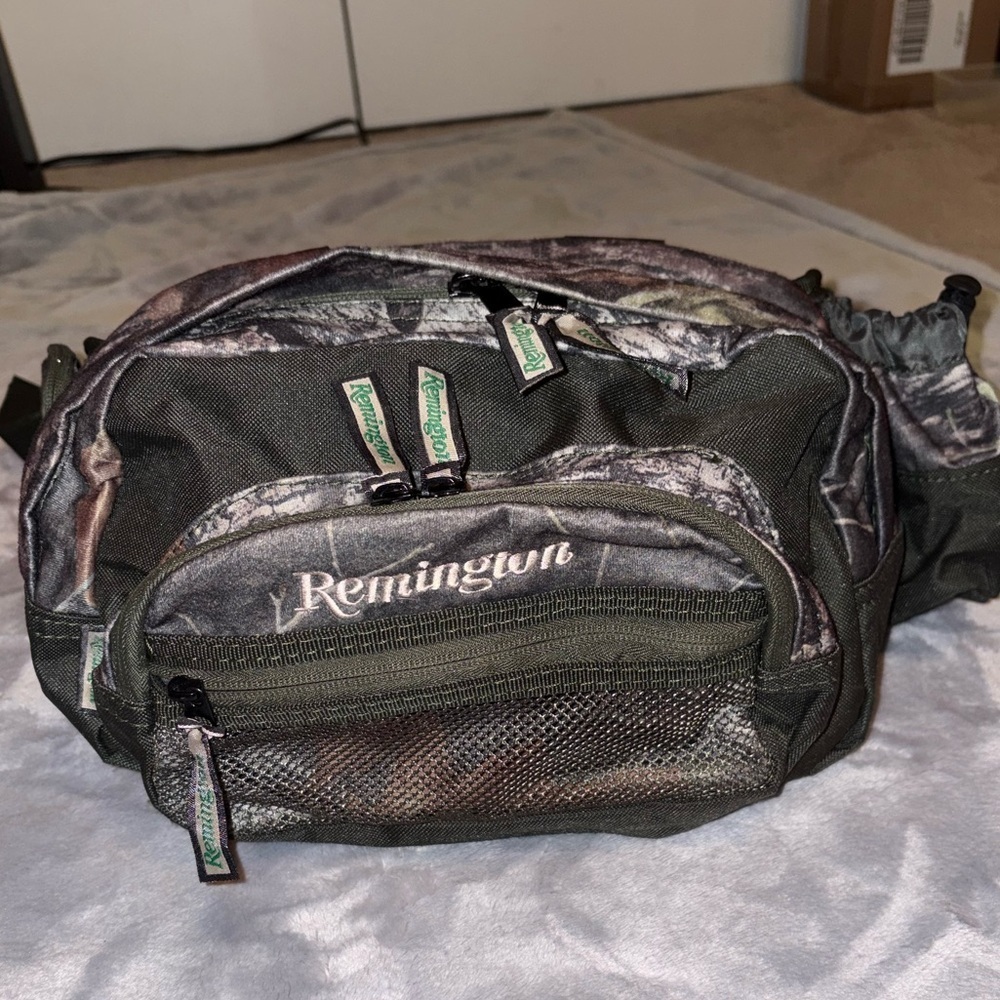 Remington camouflage hunting bullet fanny pack belt bag w/lots of storage NWOT